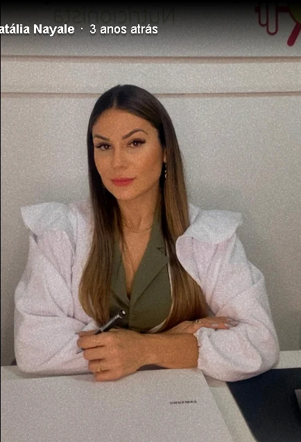 Nutricionista Natália Nayale em seu ambiente de atendimento