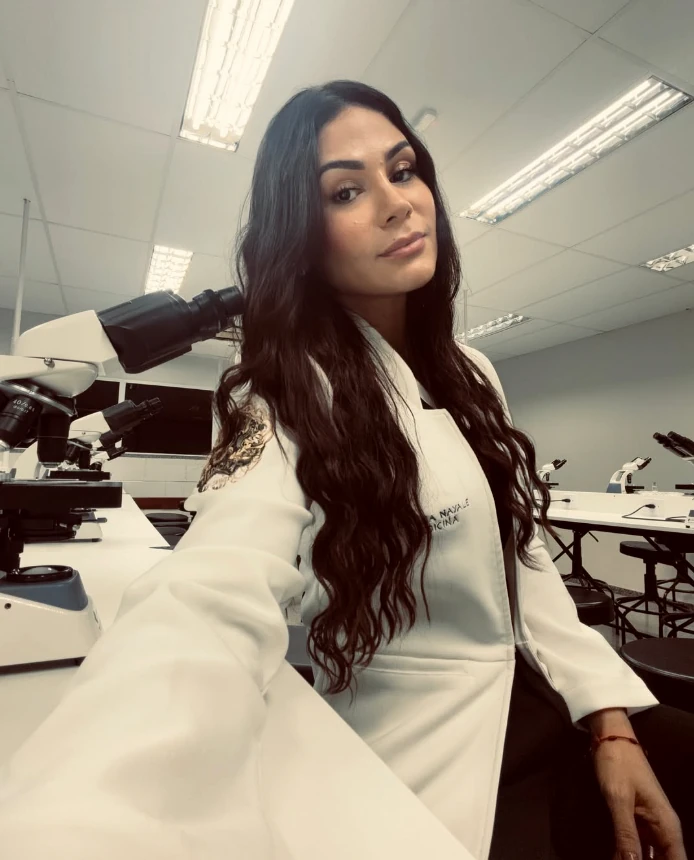 Natália Nayale em ambiente acadêmico com microscópios